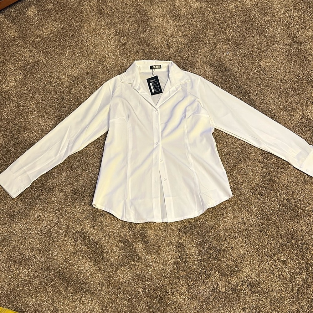 !WITH TAGS! Women’s Medium White Blouse Button